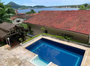 Casa gigante com vista para o mar e piscina
